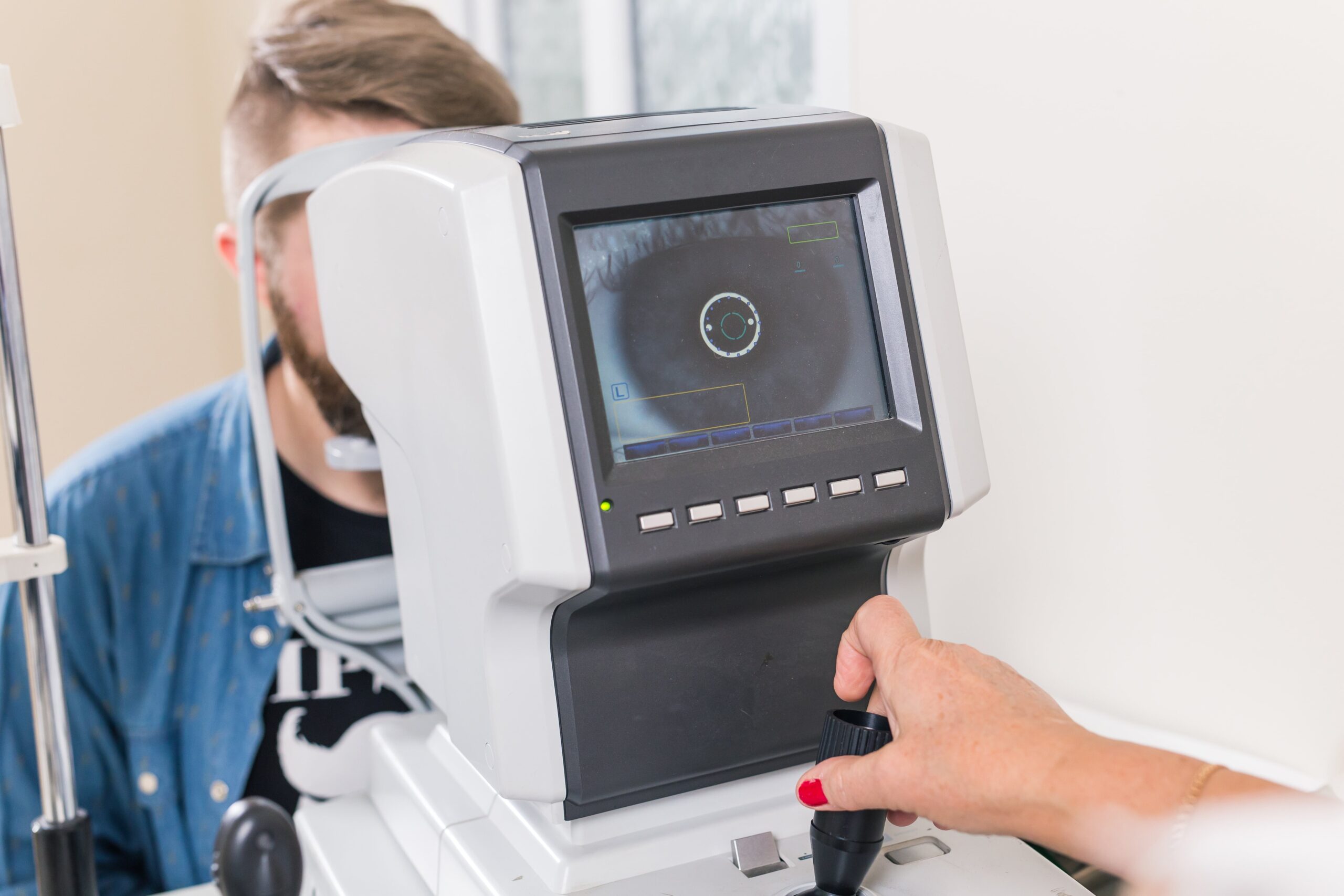 patient-checks-her-vision-by-an-ophthalmologist-min